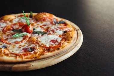 İtalyan Pizza yönetim kurulu karanlık tablo