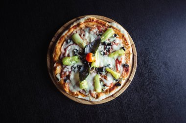 Bir bıçak ile Kurulu biber ile İtalyan pizza