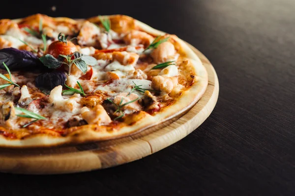 Gemide İtalyan deniz ürünleri pizza