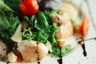 Beyaz çanak tavuk ile Sezar salatası