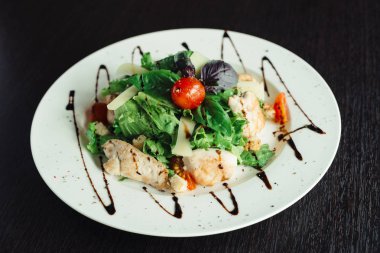 Beyaz çanak tavuk ile Sezar salatası