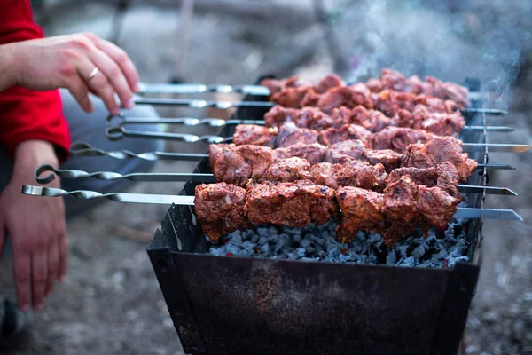 Manos Masculinas Pincho Con Carne Shashliks Cebollas —  Fotos de Stock