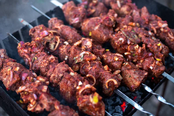 焼き肉 焼き上げに玉ねぎを添えた串焼き — ストック写真