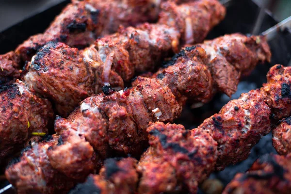 焼き肉 焼き上げに玉ねぎを添えた串焼き — ストック写真