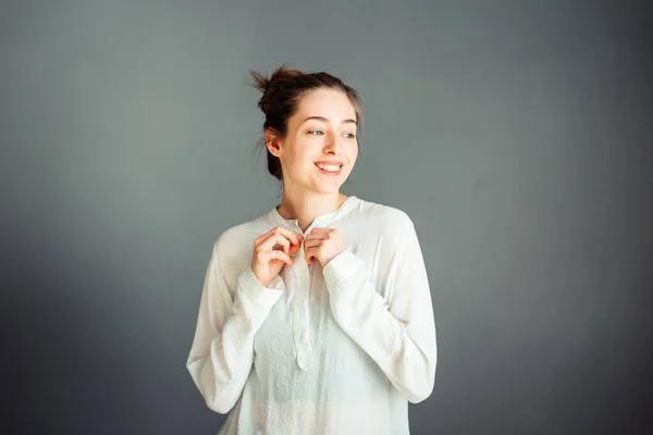 Menina Séria Com Cabelos Vendados Cabeça Mãos Colarinho Camisa Retrato — Fotografia de Stock