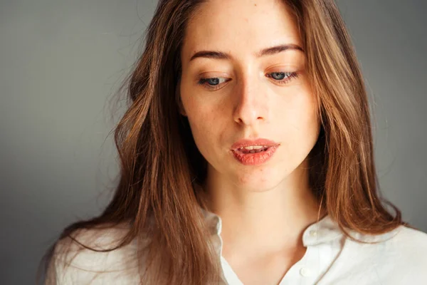 Fille Sérieuse Avec Ses Cheveux Naturels Vêtements Brillants Sur Fond — Photo