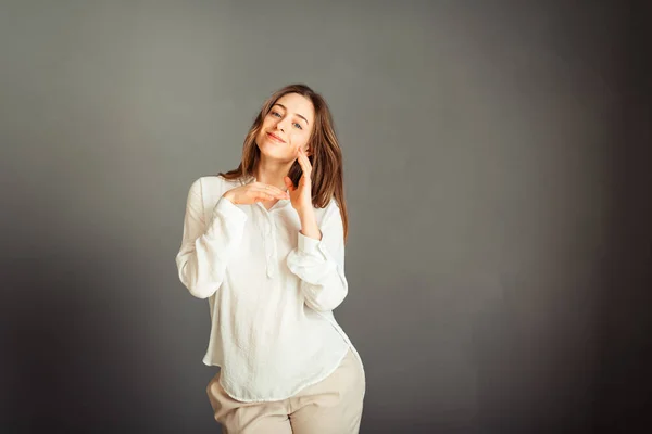 Jeune Fille Chemise Blanche Sur Fond Gris Femme Française Chemisier — Photo