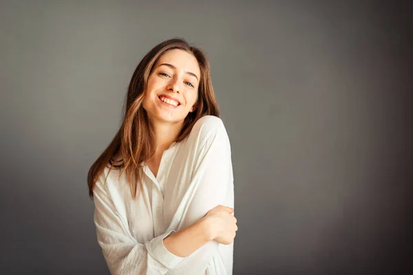 Chica Joven Con Una Camisa Blanca Sobre Fondo Gris Mujer — Foto de Stock