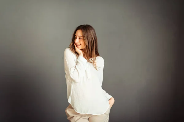 Menina Nova Uma Camisa Branca Fundo Cinza Mulher Francesa Blusa — Fotografia de Stock