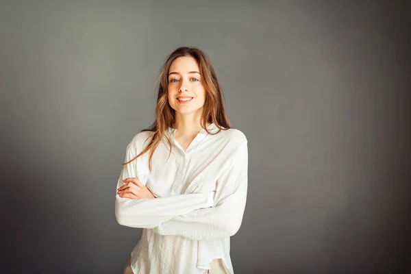 Chica Joven Con Una Camisa Blanca Sobre Fondo Gris Mujer —  Fotos de Stock