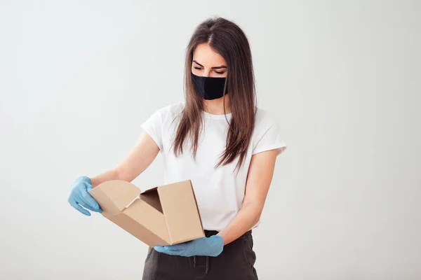 Ein Mädchen Mit Schwarzer Maske Und Blauen Handschuhen Öffnet Das — Stockfoto