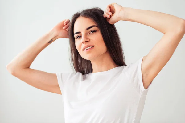 Magnifique Femme Européenne Souriant Gardant Les Mains Derrière Tête Belle — Photo