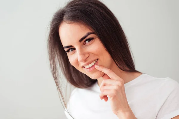Europejska Kobieta Pokazuje Palcem Wskazującym Ząb Zadowolony Wizycie Dentysty Wybielanie — Zdjęcie stockowe