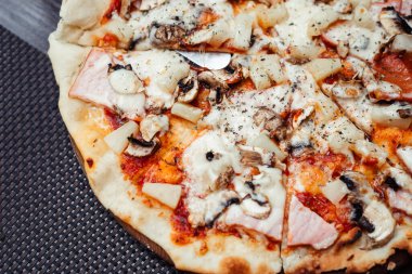 Sosisli, mantarlı ve mozzarellalı pizza. Üst Manzara. Metnin için boş yer.