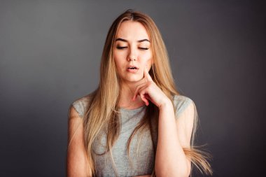 Diş ağrısı ve dişçilik. Güzel genç bir kadın dişlerinde korkunç bir ağrı hisseder. Elleriyle yanağına dokunur..