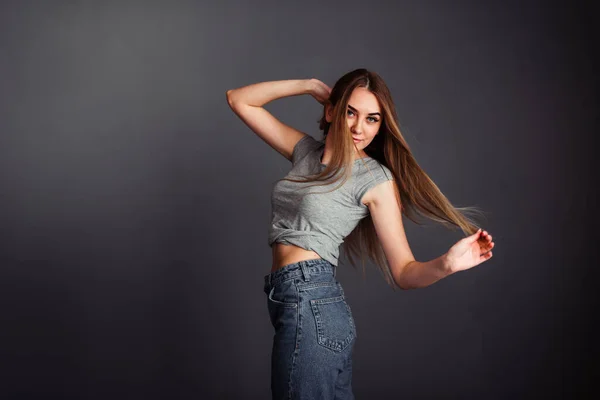 Uma Menina Magra Top Cinza Jeans Com Cabelos Longos Loiros — Fotografia de Stock