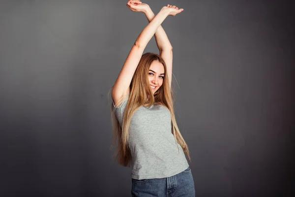 Žena Rukama Zkříženýma Přes Hlavu Šedém Pozadí Úsměvem Vypadá Rovně — Stock fotografie