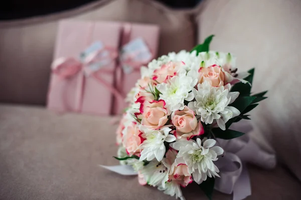 Wedding Bouquet Roses Chrysanthemums Background Pink Certificates Powdery Sofa — Stock Photo, Image