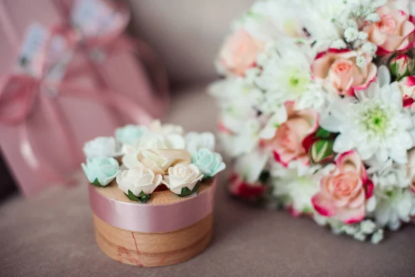 Κοντινό Πλάνο Γαμήλιας Ανθοδέσμης Από Ροζ Τριαντάφυλλα Και Λευκά Χρυσάνθεμα — Φωτογραφία Αρχείου
