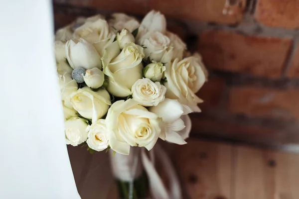 Bouquet Sposa Rose Bianche Stile Rustico Uno Sfondo Muro Mattoni — Foto Stock