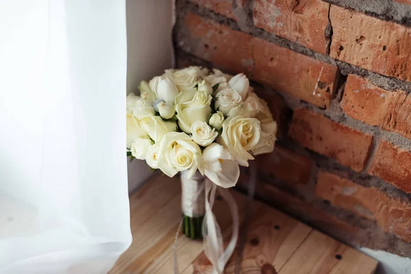 Wedding Bouquet White Roses Rustic Style Brick Wall Background — Stock Photo, Image