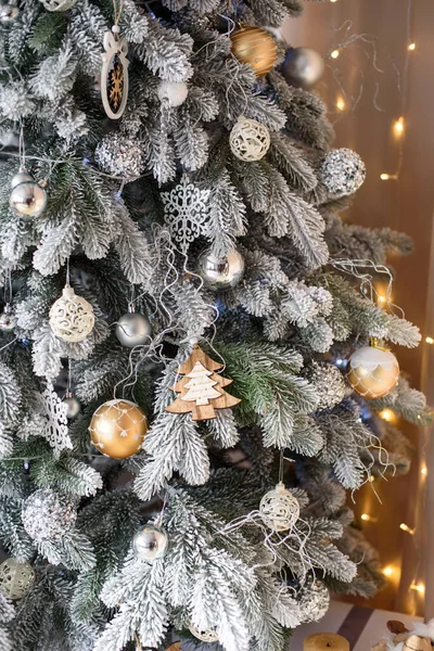 Χιονισμένο Κλαδί Χριστουγεννιάτικου Δέντρου Κοντινό Πλάνο Χριστουγεννιάτικα Παιχνίδια Όμορφα Φώτα — Φωτογραφία Αρχείου