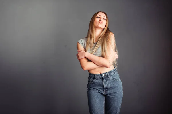 Retrato Uma Menina Que Abraça Faz Beijo Luz Dia Uma — Fotografia de Stock