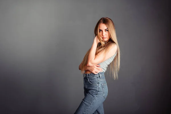 Retrato Uma Menina Que Fica Lado Jeans Punhos Sua Bochecha — Fotografia de Stock