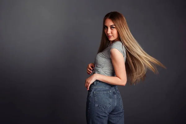 Uma Menina Com Cabelos Longos Olha Partir Das Costas Com — Fotografia de Stock