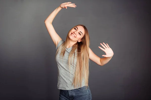 Chica Rubia Bailando Con Las Manos Levantadas Sobre Una Camiseta —  Fotos de Stock