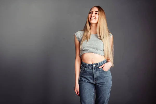 Jeune Fille Regarde Directement Caméra Jeans Haut Gris Sur Mur — Photo