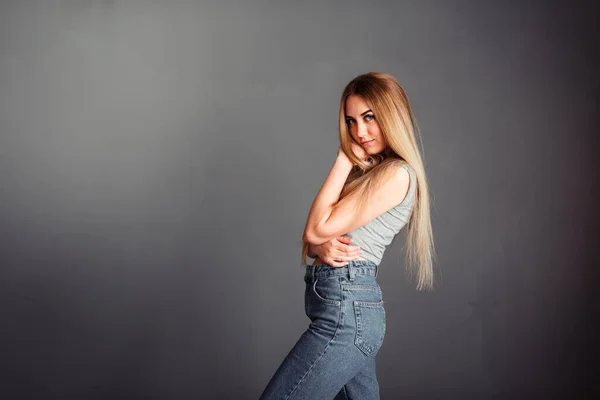 Retrato Una Chica Que Para Lado Con Jeans Puños Mejilla — Foto de Stock
