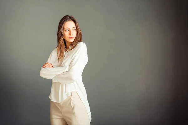 Menina Nova Uma Camisa Branca Fundo Cinza Mulher Francesa Blusa — Fotografia de Stock