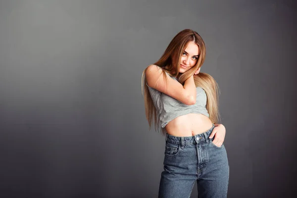 Retrato Una Chica Que Para Lado Con Jeans Puños Mejilla — Foto de Stock