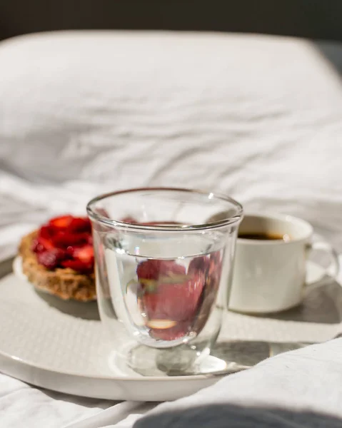 Petit Déjeuner Lit Avec Lumière Soleil Matin Élégant Plateau Avec — Photo