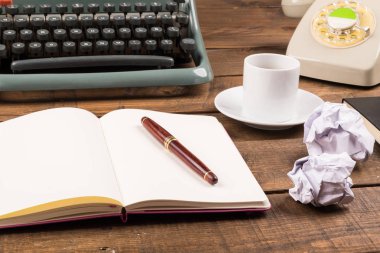 eski retro gazeteci masaüstü typewritter ve telefon ile