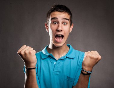 Genç adam bir kazanan olmak kutluyor portresi