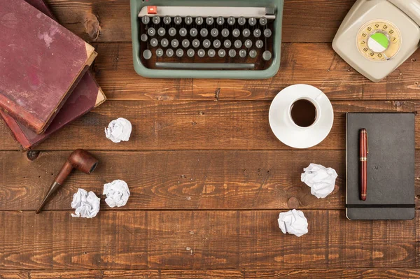 Gamla Retro Journalist Skrivbordet Med Typewritter Och Telefon — Stockfoto