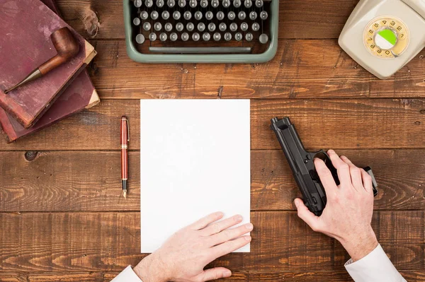 Mann Schreibt Selbstmordnotiz Auf Desktop — Stockfoto