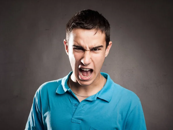 Mladý Muž Křičí Šedém Pozadí — Stock fotografie