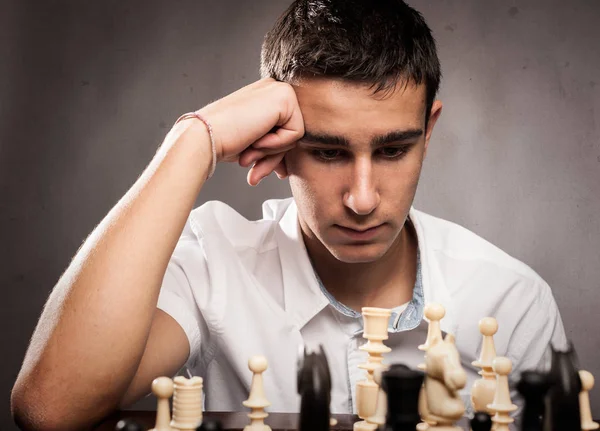 Ajedrez Boyplaying Concentrado Sobre Fondo Gris — Foto de Stock