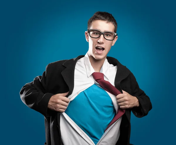 Junger Mann Öffnet Ihr Hemd Wie Ein Superheld Auf Blauem — Stockfoto