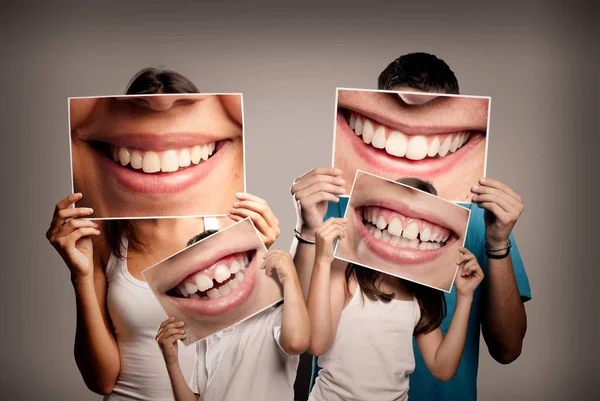 Mladá Rodina Dětmi Drží Obrázek Ústa Usmívající Šedém Pozadí — Stock fotografie
