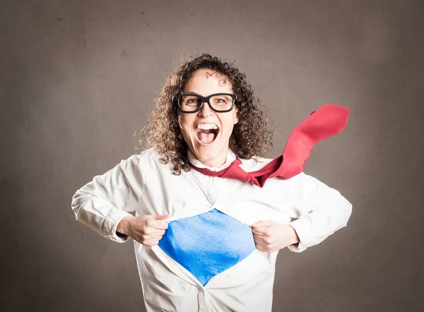 Mulher Abrindo Sua Camisa Como Super Herói Fundo Cinza — Fotografia de Stock