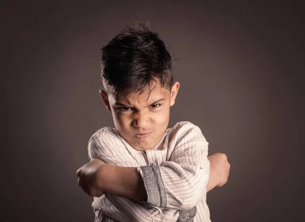 Porträtt Angry Kid Grå Bakgrund — Stockfoto