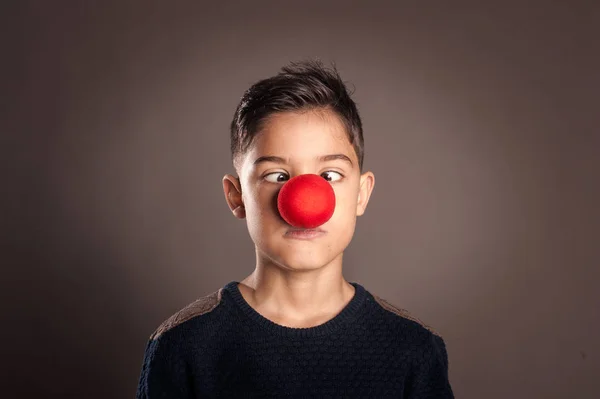 Kind Mit Clownsnase Auf Grauem Hintergrund — Stockfoto