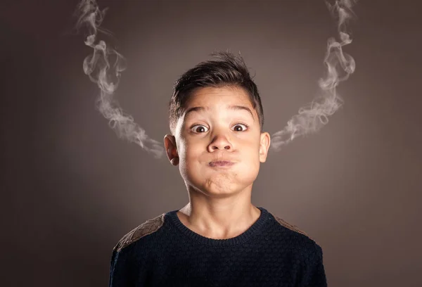 Bambino Con Fumo Sulle Orecchie Sfondo Grigio — Foto Stock