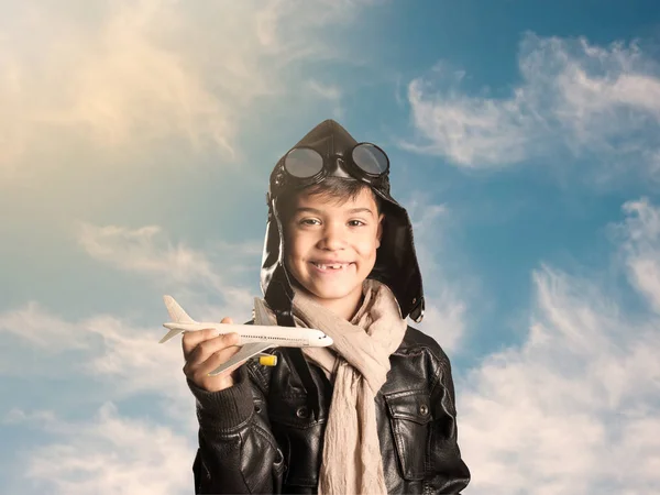 Pequeno Aviador Segurando Avião — Fotografia de Stock