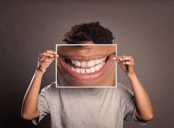 Schwarze Frau Mit Einem Bild Von Einem Lächelnden Mund Auf — Stockfoto