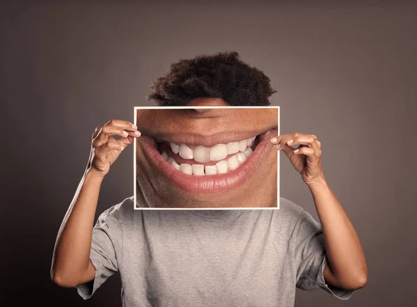 Mulher Negra Segurando Uma Foto Uma Boca Sorrindo Fundo Cinza — Fotografia de Stock